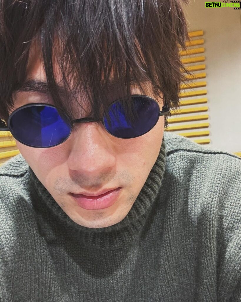 Yuki Yamada Instagram - #君が心をくれたから 第６話ご覧頂きありがとうございました のあとは #山田裕貴ANNX です 「だが俺の魂がそれを否定してんだよ」の五条悟さん 昔、眼鏡屋さんに行って 「呪術廻戦の五条悟のようなサングラスを作りたいんですが…」と店員さんと 一緒に作りました 心で、（感じて、考えて出す答え）でなく、 魂（意識しなくてもそうだと答えが出てしまう感覚） での会話がいいんだよなぁ @allnightnippon1967