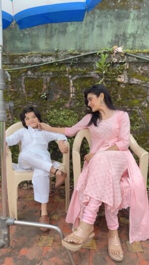 Yukti Kapoor Instagram - Kya karu iska ? 
🙈😁

#reels #reelsinstagram #reelitfeelit #reelsindia #reelkarofeelkaro #trending #trendingsongs