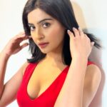 Yukti Kapoor Instagram – 💄 Looking for flawless bridal makeup or glam looks? 

Look no further! My friend @makeupbyshefalisingh is a gifted makeup artist who can make any look come to life. 🫶

.

#MakeupArtist #BridalBeauty #MakeupMagic #BridalGlam #red #fashion #shorthair #makeup