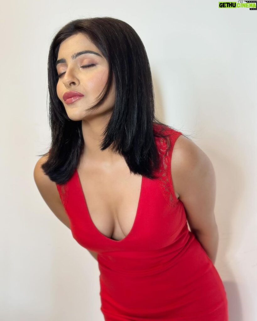 Yukti Kapoor Instagram - 💄 Looking for flawless bridal makeup or glam looks? Look no further! My friend @makeupbyshefalisingh is a gifted makeup artist who can make any look come to life. 🫶 . #MakeupArtist #BridalBeauty #MakeupMagic #BridalGlam #red #fashion #shorthair #makeup
