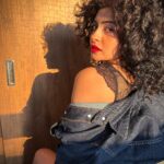 Yukti Kapoor Instagram – .

.

#curlyhair #denim #magichour