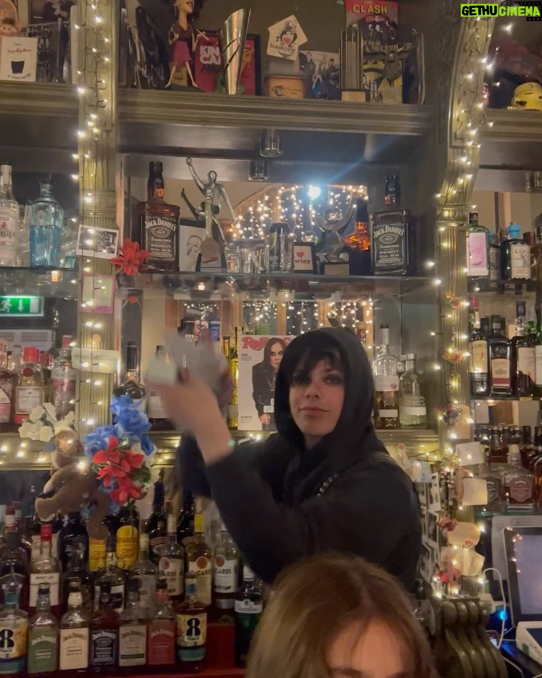 Yungblud - 187.7K Likes - i 🖤 live music.
i 🖤 ozzy osbourne.
fank u @rollingstoneuk for the metal. 🧷🧷🧷