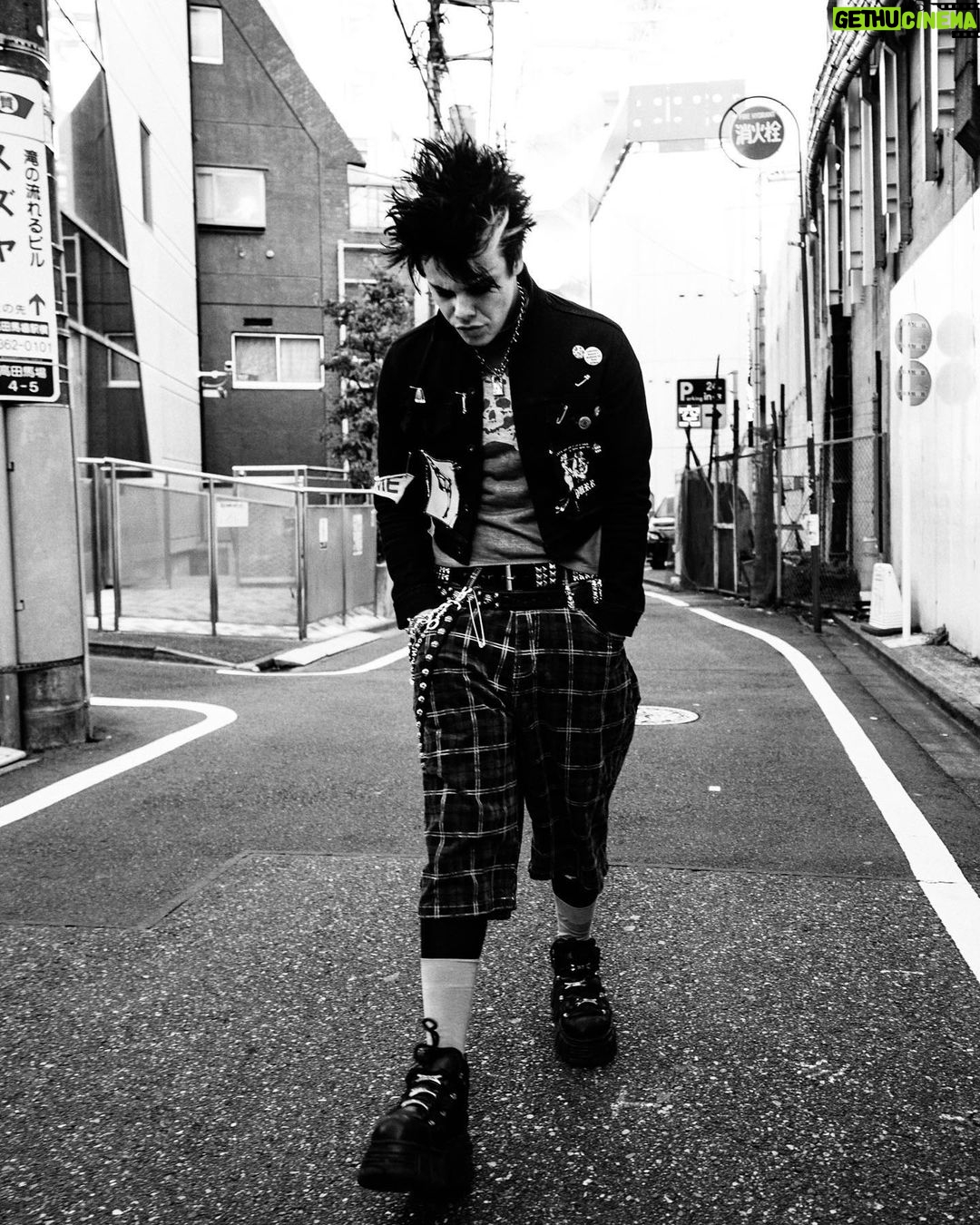 Yungblud Instagram - left mi heart in asia … plz send it back 🖤🖤🖤🖤🖤🖤