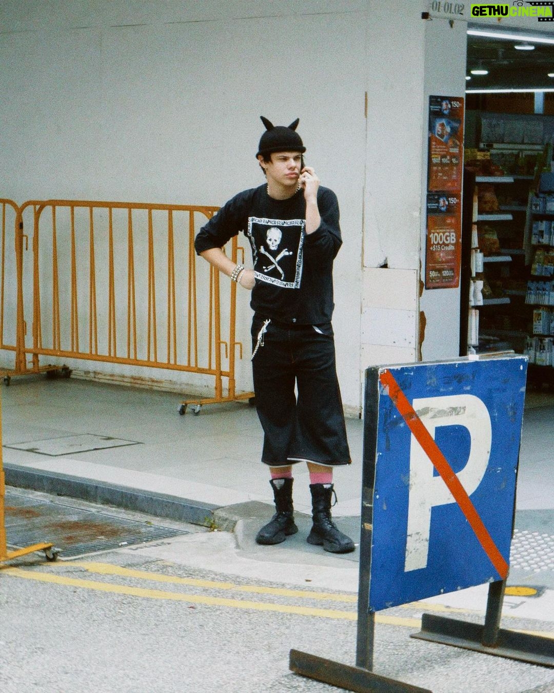 Yungblud Instagram - left mi heart in asia … plz send it back 🖤🖤🖤🖤🖤🖤