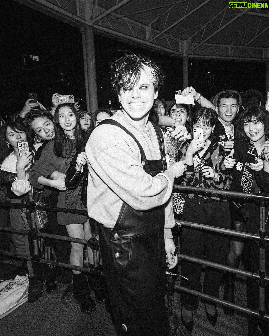 Yungblud Instagram - BHC 🖤 JAPAN 🇯🇵 you’re so fookin cool … 家族 Tokyo, Japan