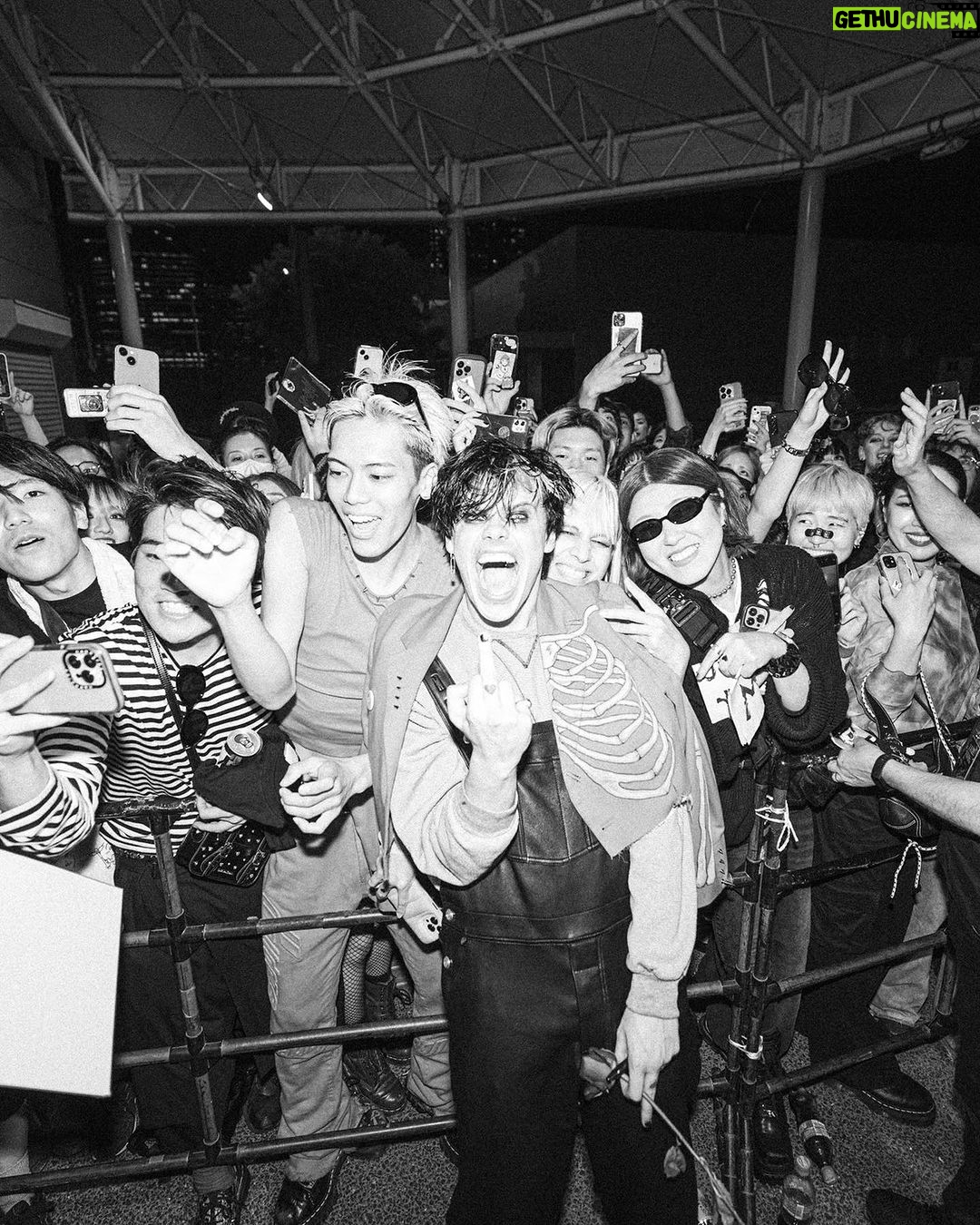 Yungblud Instagram - BHC 🖤 JAPAN 🇯🇵 you’re so fookin cool … 家族 Tokyo, Japan