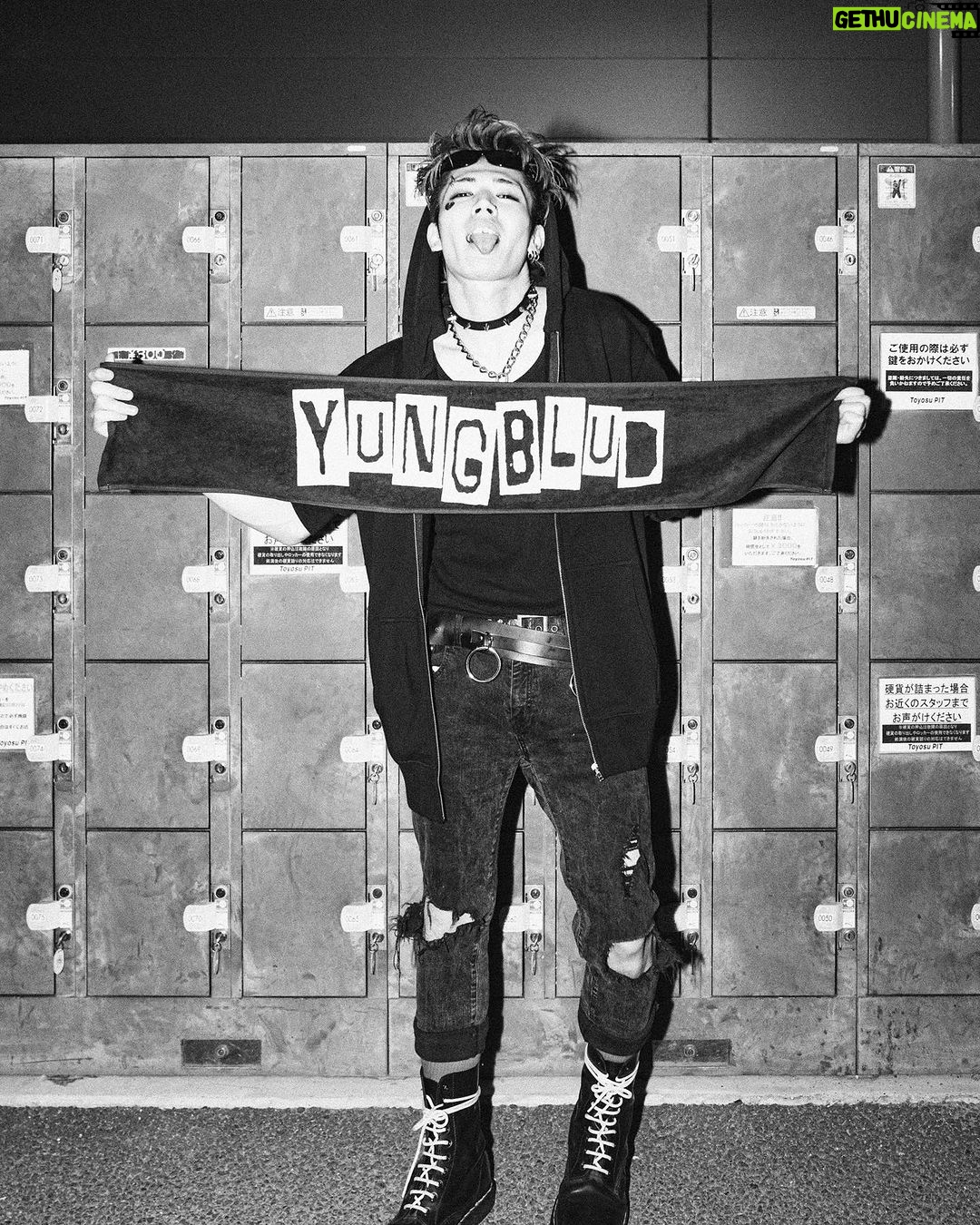 Yungblud Instagram - BHC 🖤 JAPAN 🇯🇵 you’re so fookin cool … 家族 Tokyo, Japan