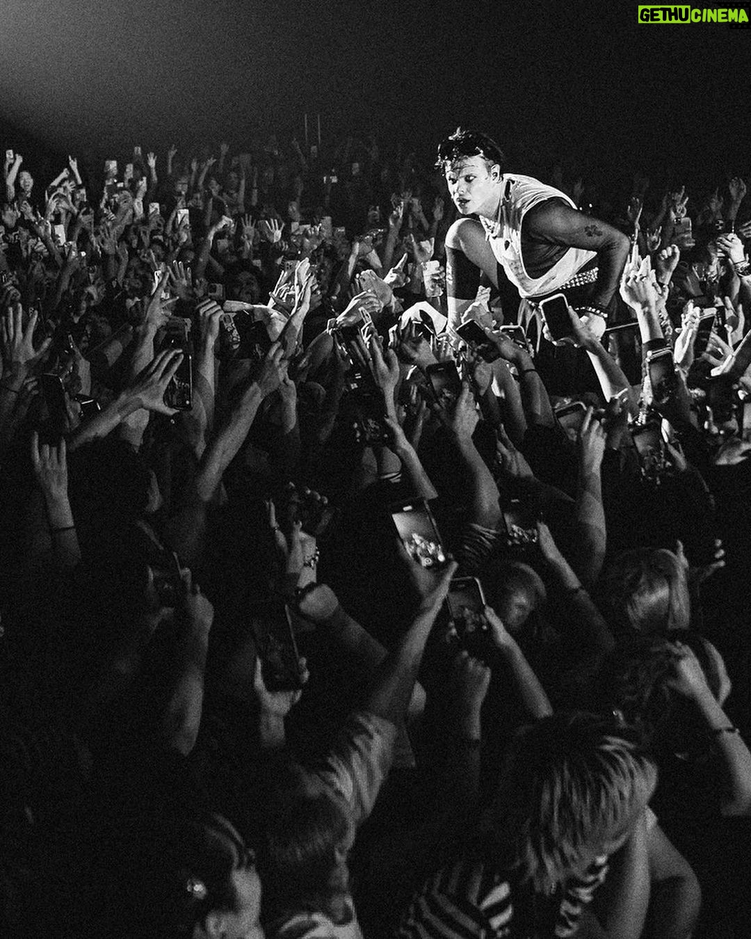 Yungblud Instagram - BHC 🖤 JAPAN 🇯🇵 you’re so fookin cool … 家族 Tokyo, Japan