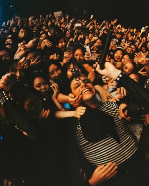 Yungblud Instagram - seoul wiv friends 🇰🇷🇰🇷🇰🇷 ill be back !!! 😈
사랑해요 🖤☠️💕🧷🏴‍☠️🖤