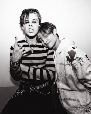 Yungblud Instagram - seoul wiv friends 🇰🇷🇰🇷🇰🇷 ill be back !!! 😈
사랑해요 🖤☠️💕🧷🏴‍☠️🖤