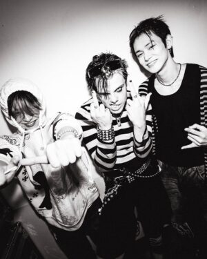 Yungblud Instagram - seoul wiv friends 🇰🇷🇰🇷🇰🇷 ill be back !!! 😈
사랑해요 🖤☠️💕🧷🏴‍☠️🖤