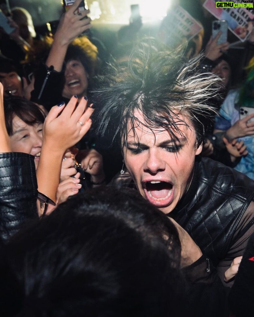 Yungblud Instagram - beautiful asia … we are here. it’s begun. it began last night in tokyo, japan 🇯🇵 loud as fuck … back next week for 4 shows! seoul 🇰🇷tomorrow night get ready. lets rage. go! 🖤💕☠️🧷🖤
