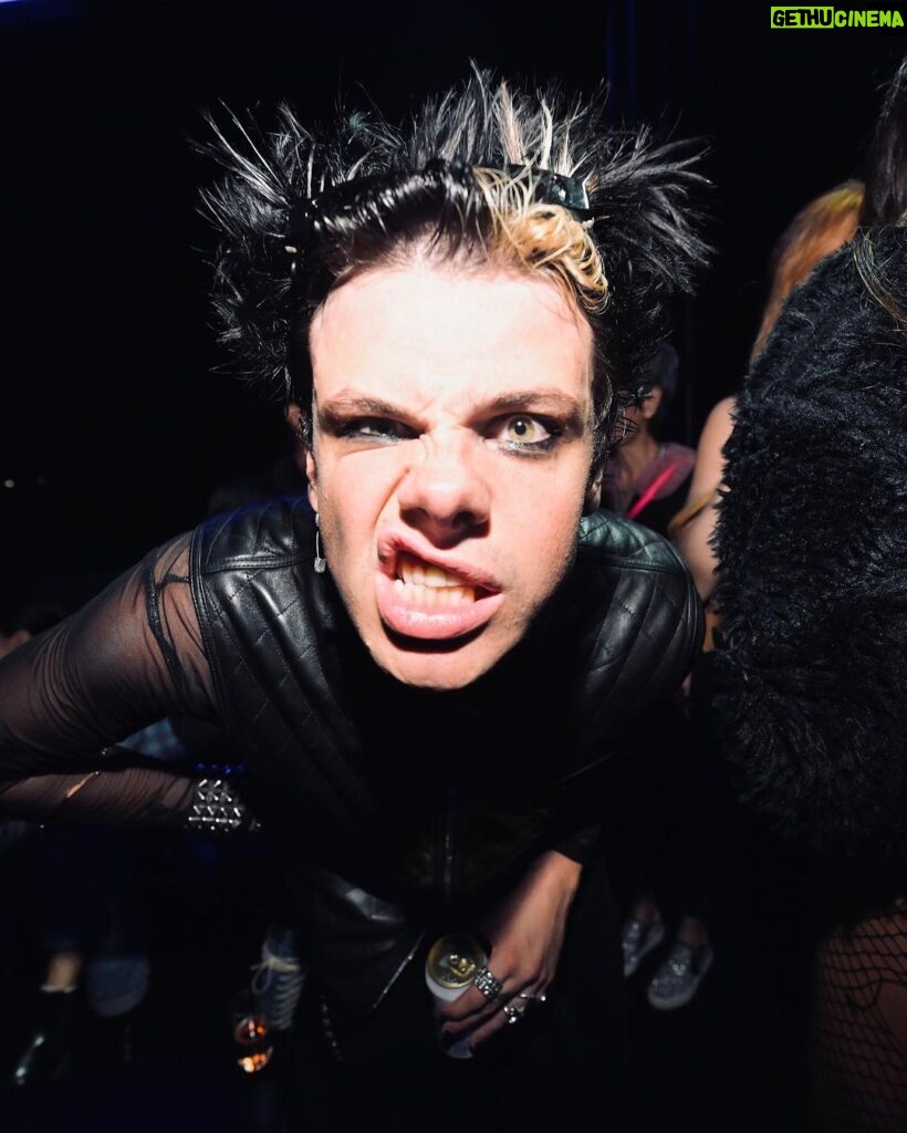Yungblud Instagram - beautiful asia … we are here. it’s begun. it began last night in tokyo, japan 🇯🇵 loud as fuck … back next week for 4 shows! seoul 🇰🇷tomorrow night get ready. lets rage. go! 🖤💕☠️🧷🖤
