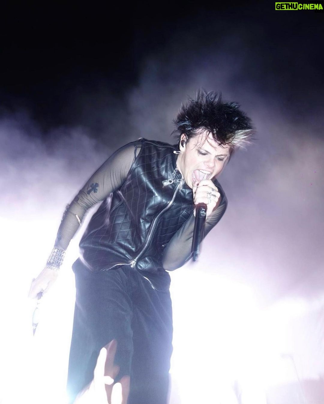 Yungblud Instagram - beautiful asia … we are here. it’s begun. it began last night in tokyo, japan 🇯🇵 loud as fuck … back next week for 4 shows! seoul 🇰🇷tomorrow night get ready. lets rage. go! 🖤💕☠️🧷🖤