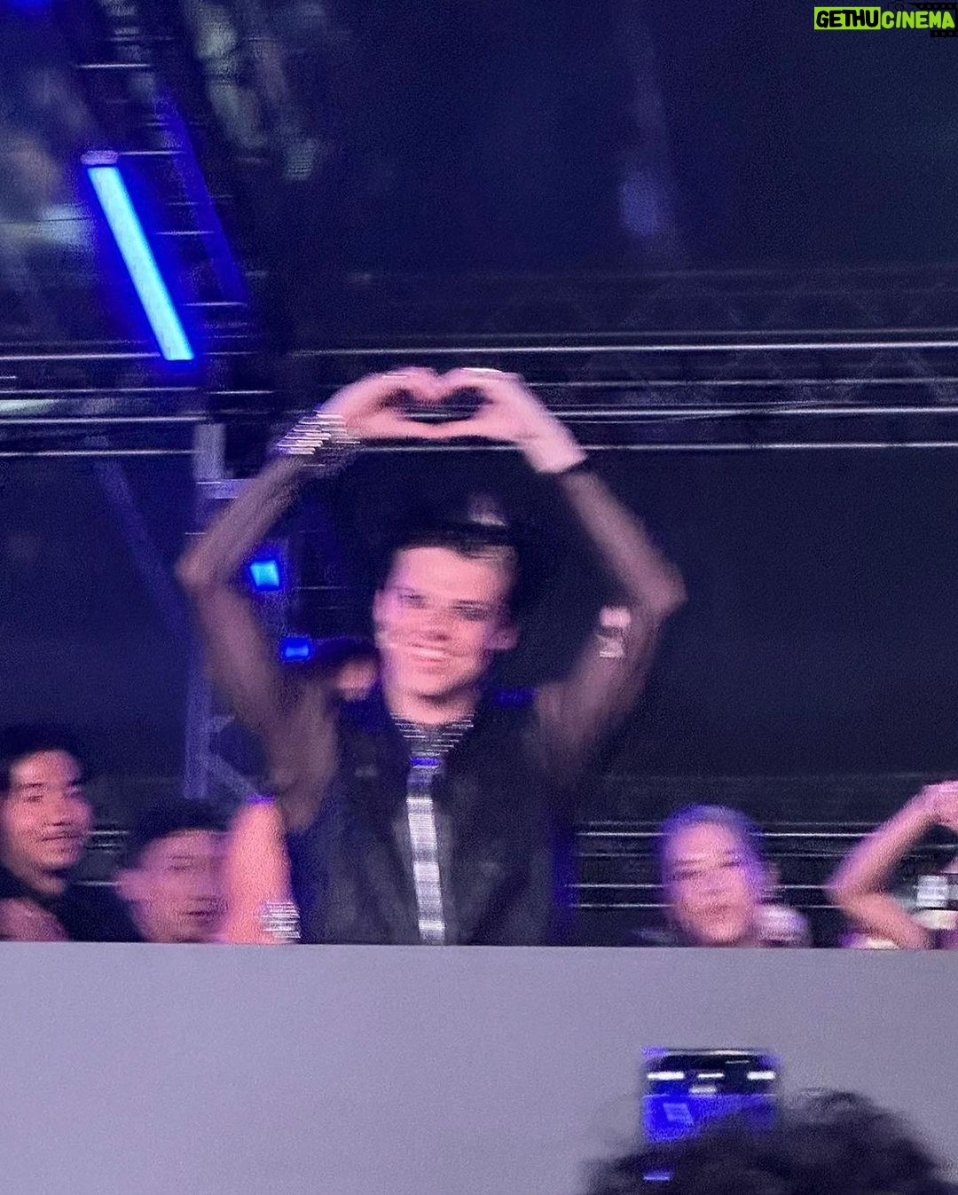 Yungblud Instagram - beautiful asia … we are here. it’s begun. it began last night in tokyo, japan 🇯🇵 loud as fuck … back next week for 4 shows! seoul 🇰🇷tomorrow night get ready. lets rage. go! 🖤💕☠️🧷🖤