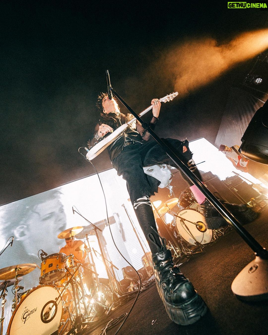 Yungblud Instagram - beautiful asia … we are here. it’s begun. it began last night in tokyo, japan 🇯🇵 loud as fuck … back next week for 4 shows! seoul 🇰🇷tomorrow night get ready. lets rage. go! 🖤💕☠️🧷🖤