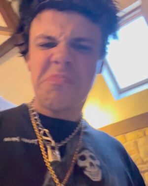 Yungblud Instagram - h🖤a✟p💕p𖤐i☠️e🖤 r …

express yourself with yer friends, they’ll save yer life 🖤