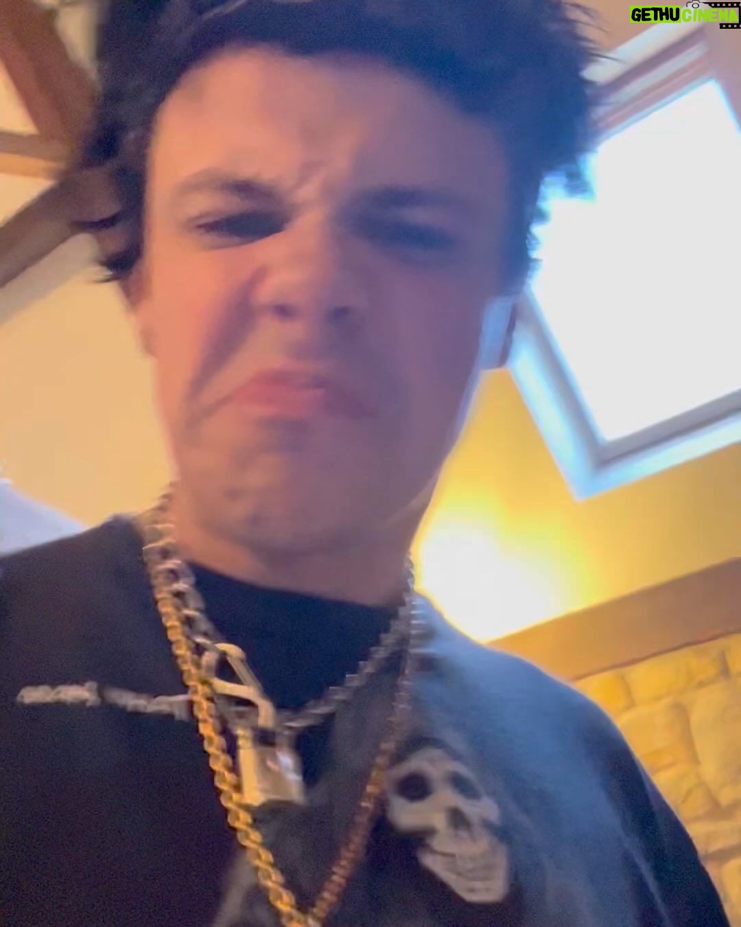 Yungblud - 166.4K Likes - h🖤a✟p💕p𖤐i☠️e🖤 r …
express yourself with yer friends, they’ll save yer life 🖤