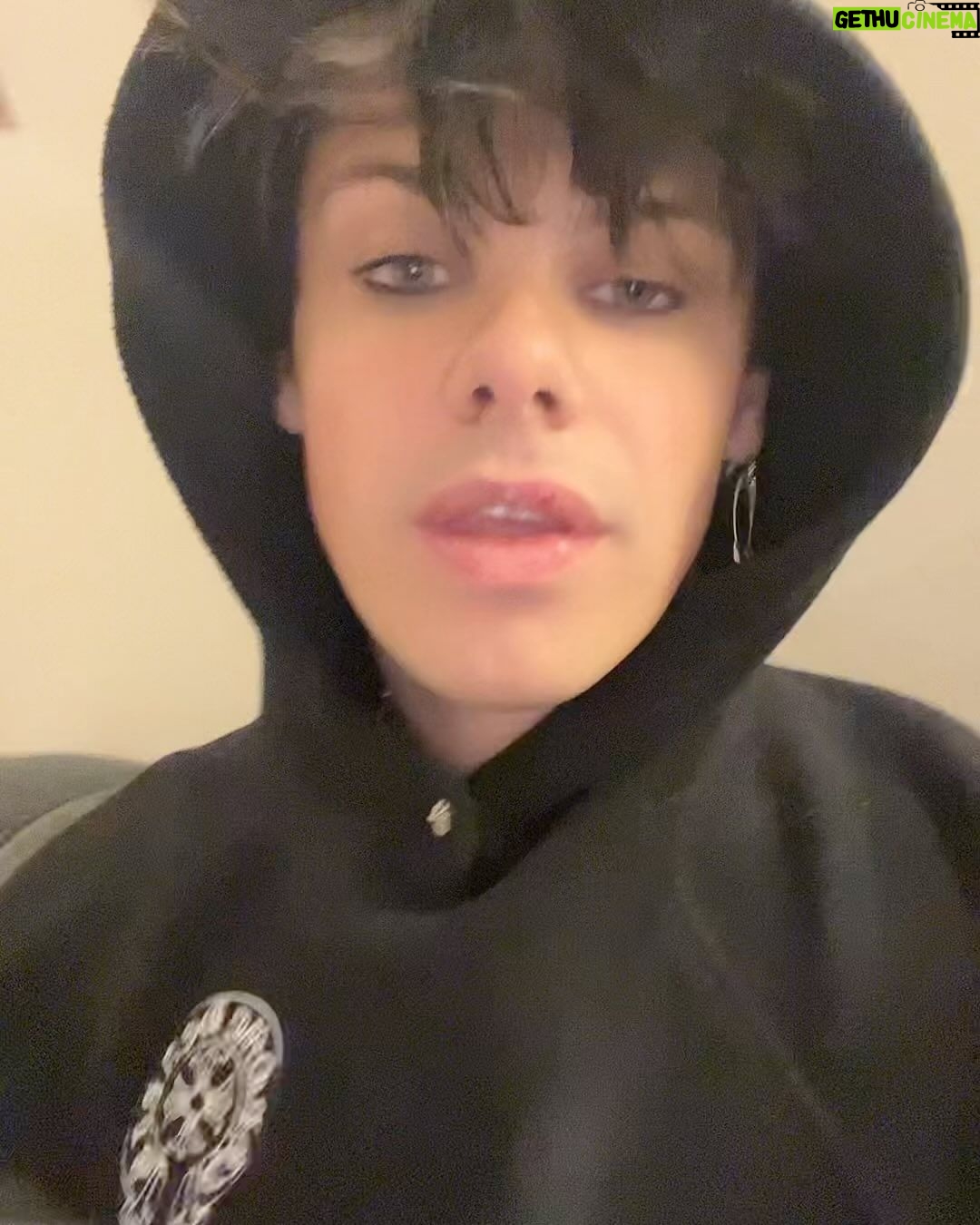 Yungblud - 166.4K Likes - h🖤a✟p💕p𖤐i☠️e🖤 r …
express yourself with yer friends, they’ll save yer life 🖤