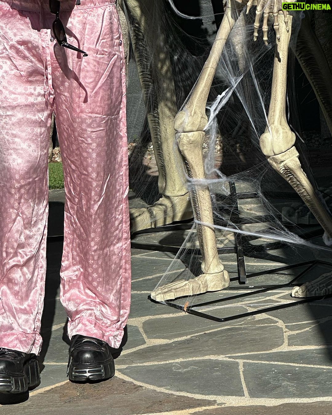 Yungblud Instagram - “yo pick up your phone , new music’s droppin …“ 🖤💕👀☠️