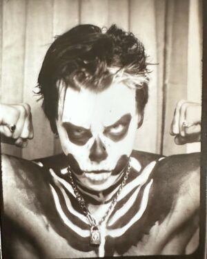 Yungblud Instagram - im not broken, im just a little depressed … 🖤🖤🖤