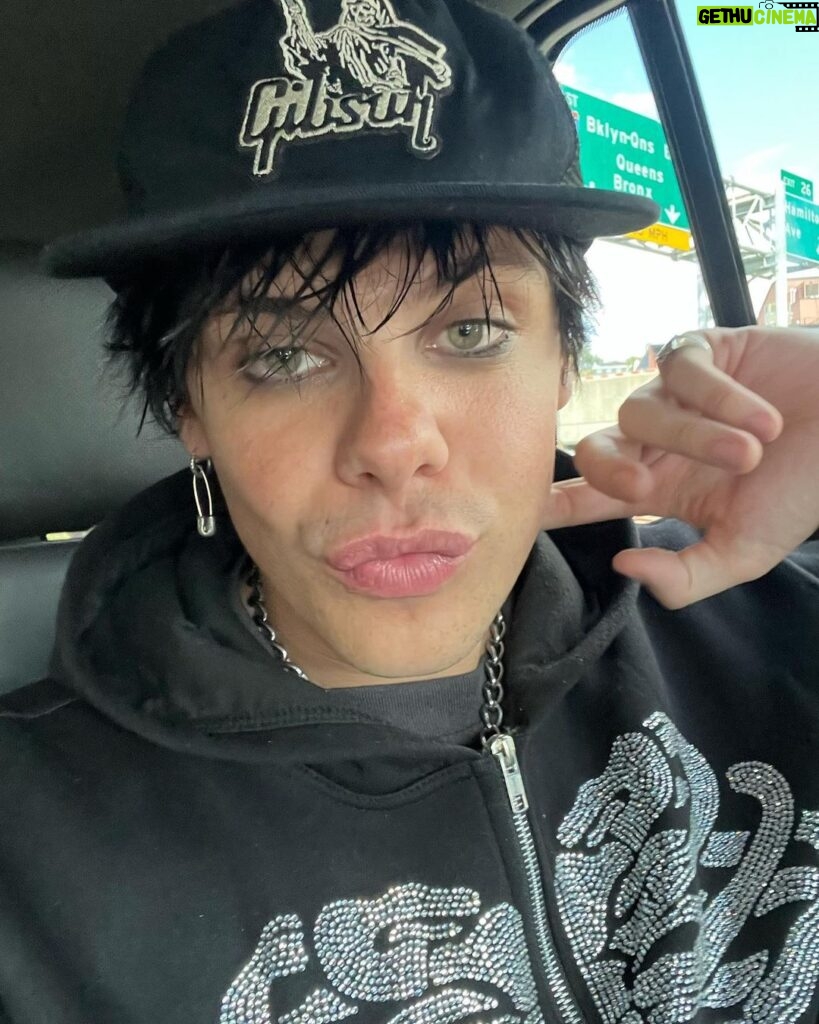 Yungblud Instagram - hi. how is ur thursday ??? im alive n i miss u all. been in spain n nyc workin on music. got the most crazy shit coming with sum friends. get ready it’s gonna be fookin mental. my favourite yet. also … i can’t wait to get back on tour ASIA I WILL SEE YOU SOON !!! also, also, also … im gonna face time 10 of you this sunday play sum new songs see if u fuck wiv em. drop 🖤🖤🖤’s on this and I’ll release names Saturday. love u. miss you family … blud. 🖤💕☠️⛓🔪🖤