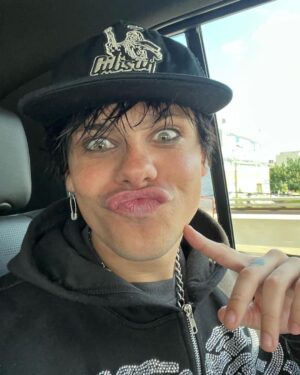 Yungblud Instagram - hi. how is ur thursday ??? im alive n i miss u all. been in spain n nyc workin on music. got the most crazy shit coming with sum friends. get ready it’s gonna be fookin mental. my favourite yet. also … i can’t wait to get back on tour ASIA I WILL SEE YOU SOON !!! also, also, also … im gonna face time 10 of you this sunday play sum new songs see if u fuck wiv em. drop 🖤🖤🖤’s on this and I’ll release names Saturday. love u. miss you family … blud. 🖤💕☠️⛓🔪🖤