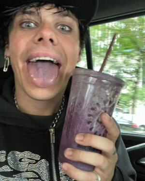 Yungblud Instagram - hi. how is ur thursday ??? im alive n i miss u all. been in spain n nyc workin on music. got the most crazy shit coming with sum friends. get ready it’s gonna be fookin mental. my favourite yet. also … i can’t wait to get back on tour ASIA I WILL SEE YOU SOON !!! also, also, also … im gonna face time 10 of you this sunday play sum new songs see if u fuck wiv em. drop 🖤🖤🖤’s on this and I’ll release names Saturday. love u. miss you family … blud. 🖤💕☠️⛓🔪🖤
