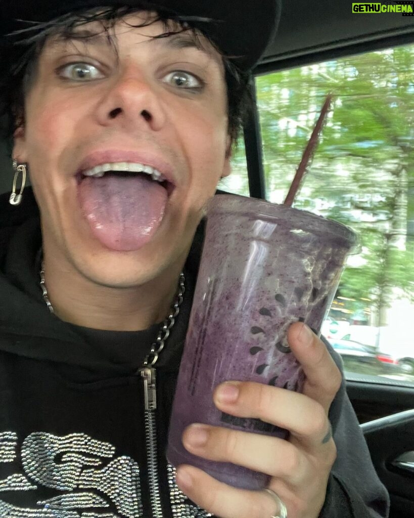 Yungblud Instagram - hi. how is ur thursday ??? im alive n i miss u all. been in spain n nyc workin on music. got the most crazy shit coming with sum friends. get ready it’s gonna be fookin mental. my favourite yet. also … i can’t wait to get back on tour ASIA I WILL SEE YOU SOON !!! also, also, also … im gonna face time 10 of you this sunday play sum new songs see if u fuck wiv em. drop 🖤🖤🖤’s on this and I’ll release names Saturday. love u. miss you family … blud. 🖤💕☠️⛓🔪🖤