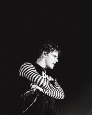 Yungblud Instagram - yooooo big news!!! 

number 1 ) ☠️🖤💕 im gonna go live tomorrow night n play you part of a new song at 5pm (bst) come hang wiv me. 

number 2) im gonna pick 10 of you to FACETIME on Friday so drop 🖤🖤🖤’s in the comments and ill announce the names after the live. 

first pick is givin “why so serious???”

love you 🖤☠️💕☠️