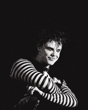 Yungblud Instagram - yooooo big news!!! 

number 1 ) ☠️🖤💕 im gonna go live tomorrow night n play you part of a new song at 5pm (bst) come hang wiv me. 

number 2) im gonna pick 10 of you to FACETIME on Friday so drop 🖤🖤🖤’s in the comments and ill announce the names after the live. 

first pick is givin “why so serious???”

love you 🖤☠️💕☠️