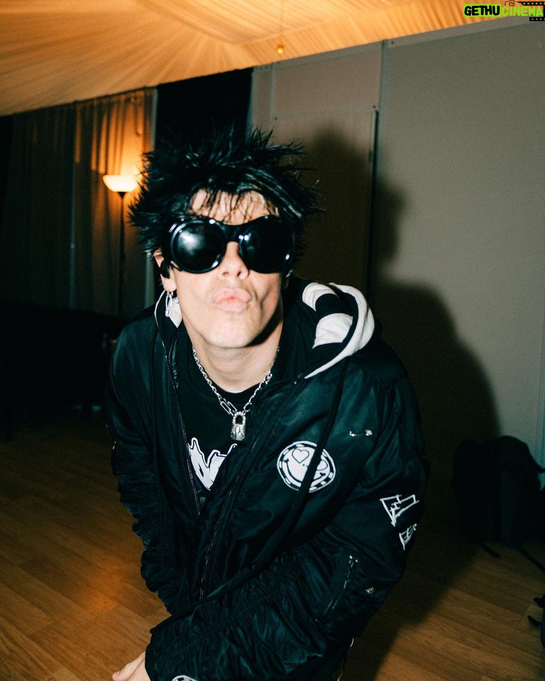 Yungblud Instagram - our first show in romania 🇷🇴 what the fuck!!! best rock show in the world. i fuckin luv you family. ill never forget that 🖤☠️🖤 Bucharest, Romania