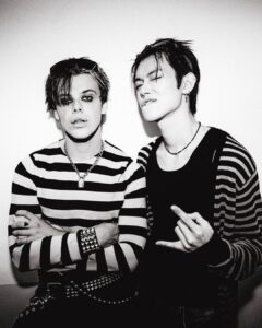Yungblud Instagram - seoul wiv friends 🇰🇷🇰🇷🇰🇷 ill be back !!! 😈 사랑해요 🖤☠️💕🧷🏴‍☠️🖤