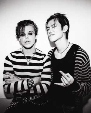 Yungblud Instagram - seoul wiv friends 🇰🇷🇰🇷🇰🇷 ill be back !!! 😈
사랑해요 🖤☠️💕🧷🏴‍☠️🖤