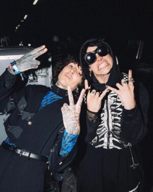 Yungblud Instagram - h🖤a✟p💕p𖤐i☠️e🖤 r …

express yourself with yer friends, they’ll save yer life 🖤