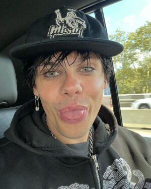 Yungblud Instagram - hi. how is ur thursday ??? im alive n i miss u all. been in spain n nyc workin on music. got the most crazy shit coming with sum friends. get ready it’s gonna be fookin mental. my favourite yet. also … i can’t wait to get back on tour ASIA I WILL SEE YOU SOON !!! also, also, also … im gonna face time 10 of you this sunday play sum new songs see if u fuck wiv em. drop 🖤🖤🖤’s on this and I’ll release names Saturday. love u. miss you family … blud. 🖤💕☠️⛓🔪🖤
