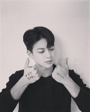 Yunhyeong Instagram - #헬렌켈러를 _찾습니다
조용한 어둠 속을 홀로 걸어가고 있는 시청각장애인
시각과 청각에 모두 장애가 있어
세상과 단절된 채 살아가는 시청각장애인을 찾는 것은
그들이 세상 밖으로 나갈 수 있는 첫 걸음이 됩니다.
촉수화와 점자를 사용하여 
세상과 소통하는 시청각장애인을 떠올릴 수 있도록 손에 손글씨를 직접 적어
#헬렌켈러를_찾습니다 챌린지에 참여합니다
챌린지 참여는 우리 주변에 도움이 절실한 시청각장애인을 찾고 적절한 지원의 필요성을 알릴 수 있습니다

#밀알복지재단 #헬렌켈러센터 #시청각장애인 #촉수화 #점자

@kkkkkk_d1 
@0_jun2yo 
@mokkeun