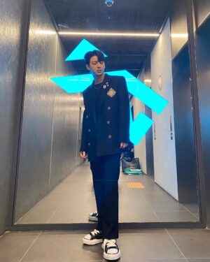 Yunhyeong Instagram - 🕴
