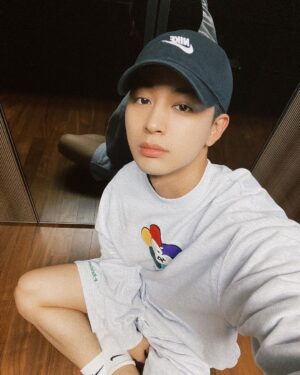 Yunhyeong Instagram - 빼꼼~!! 
#녹음 #블랙탈피