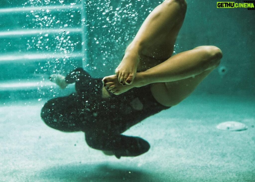 Yuri Vargas Instagram - Cada gota de agua cuenta una historia de vida. ¿Que significa para ustedes estar bajo el agua ?