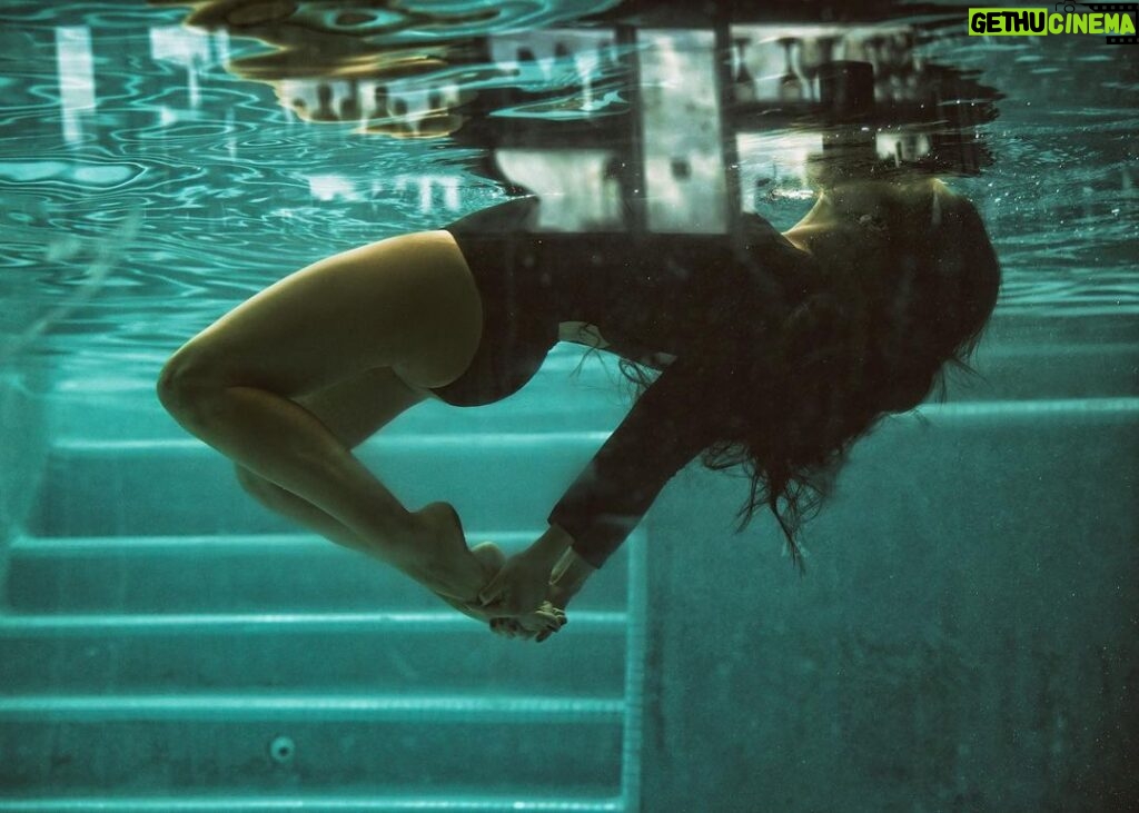 Yuri Vargas Instagram - Cada gota de agua cuenta una historia de vida. ¿Que significa para ustedes estar bajo el agua ?