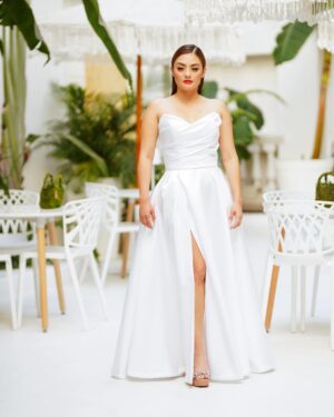 Yuri Vargas Instagram - Feliz de haber estado en Cartagena recargándome de energía Soñadora.
Este es el look que use para los @premiosindiacatalina 🙏

👗Que placer tener puesto este maravilloso vestido @marciavargasoficial 

🏩 Que placer haber estado en este mágico lugar lleno de amor @casadilucactg 

💄 Gracias @fernandoperezrojas por el makeup precioso que me hiciste 🙏

📸 Que placer encontrarme este talentoso Fotografo @roberto_casas