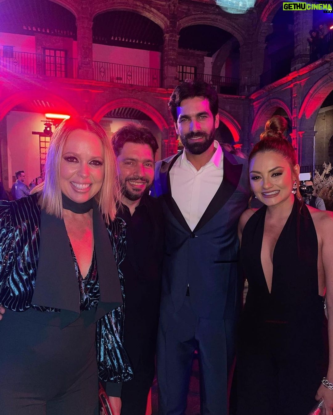 Yuri Vargas Instagram - Un Poco de esta Noche Soñada @elsenordeloscielos @telemundo @haroldsanchez5117 @karenbarroeta @rubencortada @jenngomezvita @gomezvitaentertainment @augussrodriguez @sebasgonzalezo @afri_zavala @xcantuarias22 @andysalastv @valdivionski 🖤🖤🎬🙏