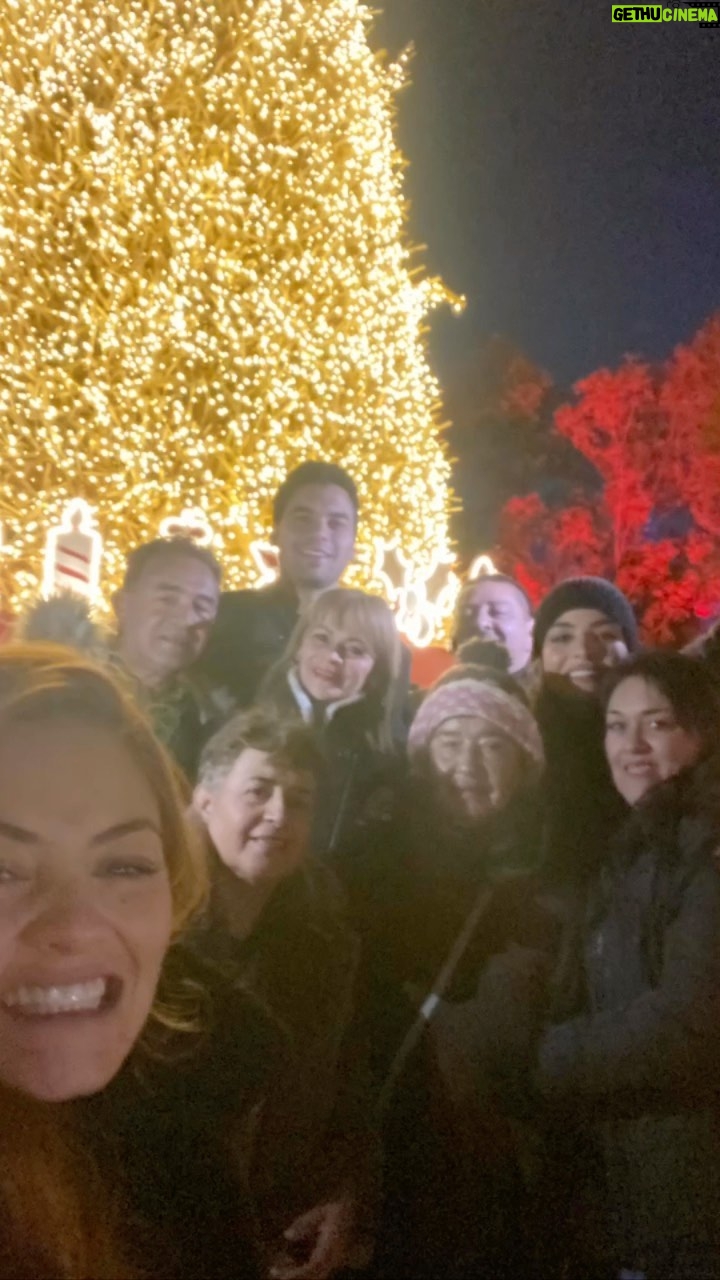 Yuri Vargas Instagram - Navidalia maravilloso lugar que estuve con mi Familia @navidaliacdmx uffff gracias miles por esta experiencia tan mágica para todos ❤️❤️🎄🎅🙏👌👍