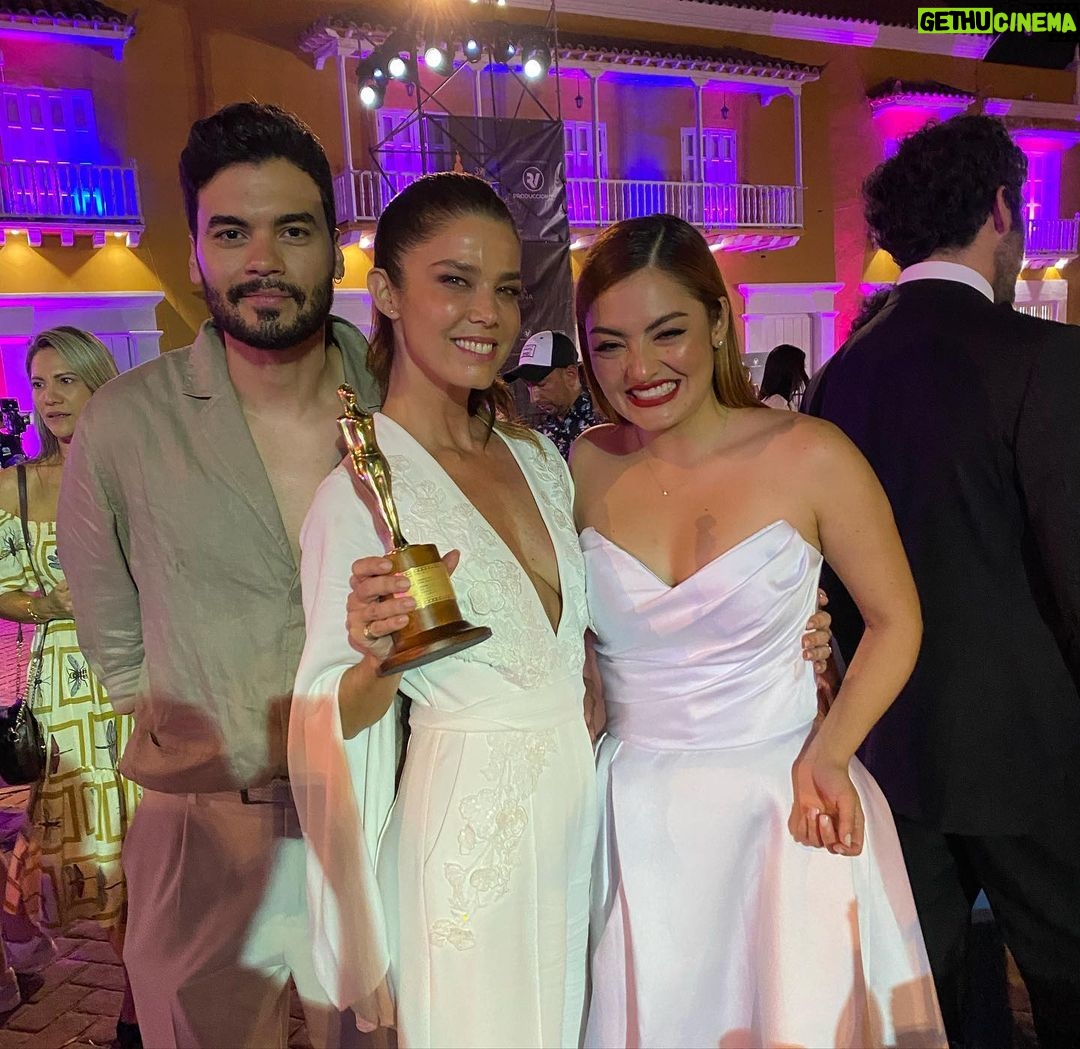 Yuri Vargas Instagram - Cruzando Energías hermosas y disfrutando el @ficcifestival con buenas compañías @jimmunoz1 @majovargas1 @vinamachado @juana_acosta @deadpoolmovie @nancy64afilms @diego64a @_miss_wills_ @analuciado @diego64a @nataliareyesg @patricia_castanedag @marcelamar07 🎬🎬🎬🎥🎥🙏🙏♥️ @fenixbeachcartagena @casadilucactg @ualecrim 👏👏👏♥️
