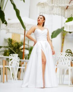 Yuri Vargas Instagram - Feliz de haber estado en Cartagena recargándome de energía Soñadora. Este es el look que use para los @premiosindiacatalina 🙏 👗Que placer tener puesto este maravilloso vestido @marciavargasoficial 🏩 Que placer haber estado en este mágico lugar lleno de amor @casadilucactg 💄 Gracias @fernandoperezrojas por el makeup precioso que me hiciste 🙏 📸 Que placer encontrarme este talentoso Fotografo @roberto_casas