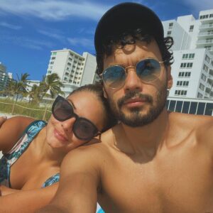 Yuri Vargas Instagram - Salud 🥂 por tu vida.
Feliz cumpleaños amor mío que Dios te cuide y proteja siempre feliz de poder estar un año más a tu lado. @jimmunoz1 🎉🎉🎉🎉🎉♥️♥️♥️♥️♥️🤩🤩🤩