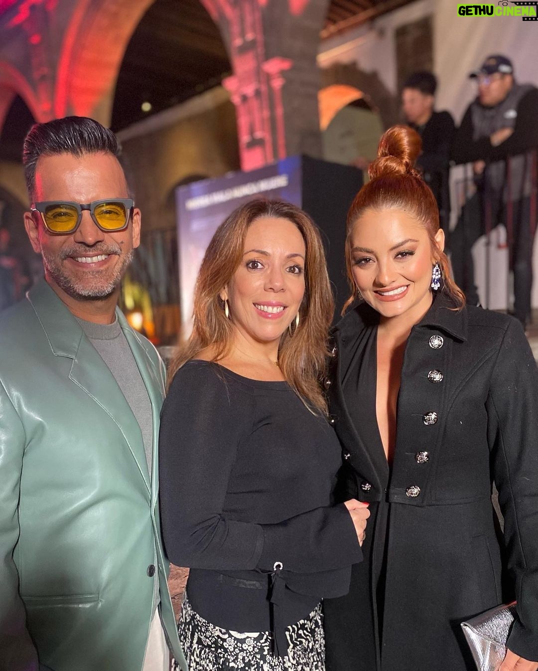Yuri Vargas Instagram - Un Poco de esta Noche Soñada @elsenordeloscielos @telemundo @haroldsanchez5117 @karenbarroeta @rubencortada @jenngomezvita @gomezvitaentertainment @augussrodriguez @sebasgonzalezo @afri_zavala @xcantuarias22 @andysalastv @valdivionski 🖤🖤🎬🙏