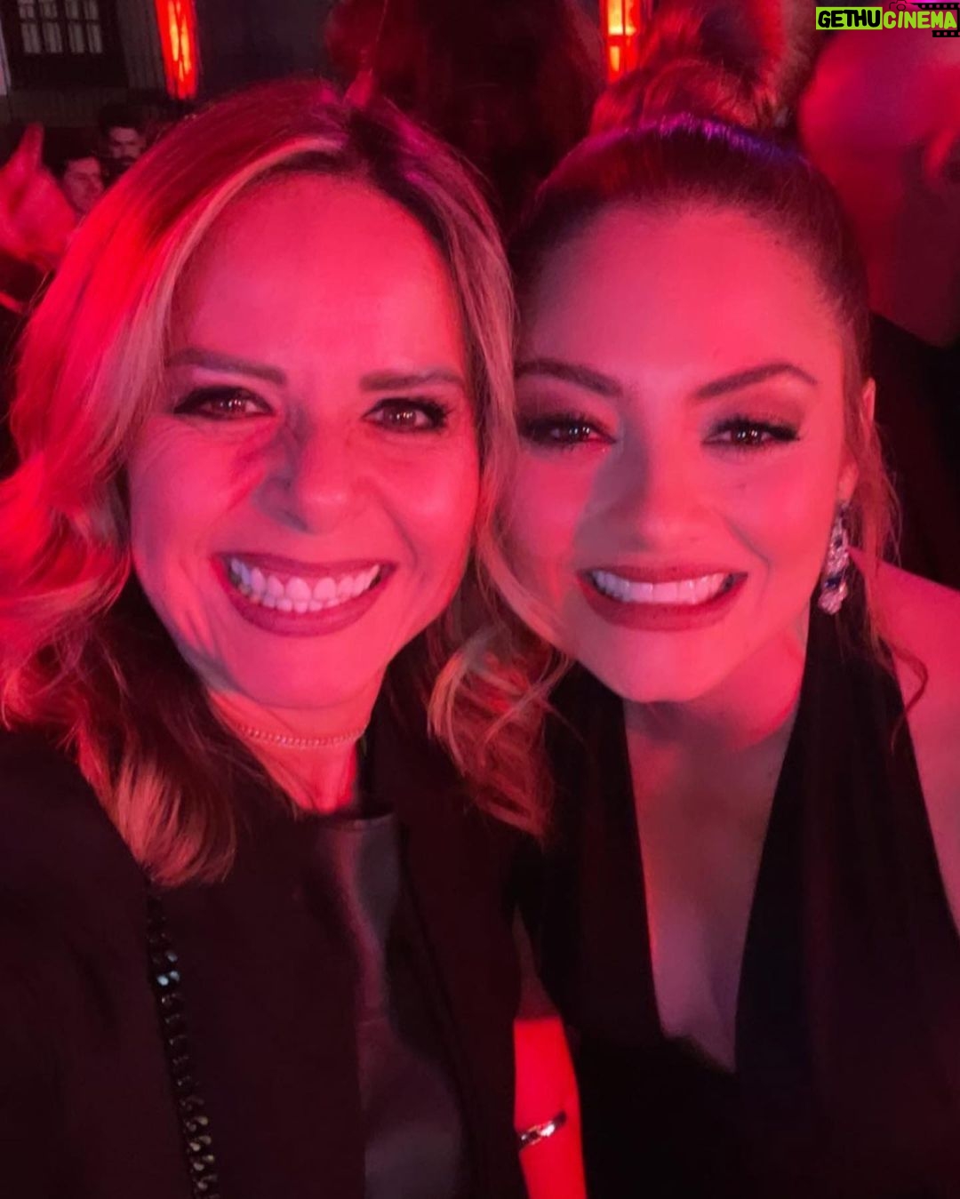 Yuri Vargas Instagram - Un Poco de esta Noche Soñada @elsenordeloscielos @telemundo @haroldsanchez5117 @karenbarroeta @rubencortada @jenngomezvita @gomezvitaentertainment @augussrodriguez @sebasgonzalezo @afri_zavala @xcantuarias22 @andysalastv @valdivionski 🖤🖤🎬🙏