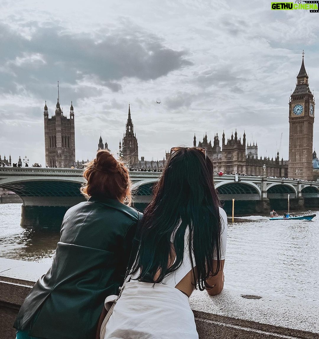 Yuri Vargas Instagram - Tenerte en mi camino siempre será de los regalos más lindos que la vida me ha regalado te amo profundamente y aplaudo esa mujer que estás construyendo Gracias por existir ❤️❤️👯♀️ nota : Feliz que me invites a cualquier parte del mundo ejjejejejeej @majovargas1 🇬🇧